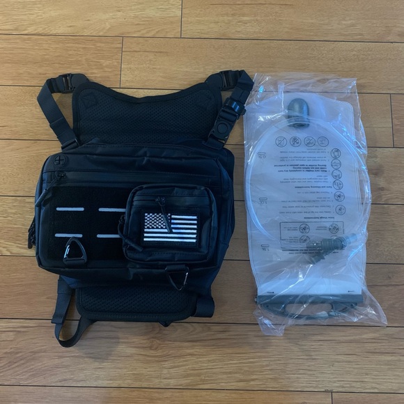 Chest Bag For Men With Accordion Structure, Multiple Pockets With Water Bag, New - Picture 8 of 14